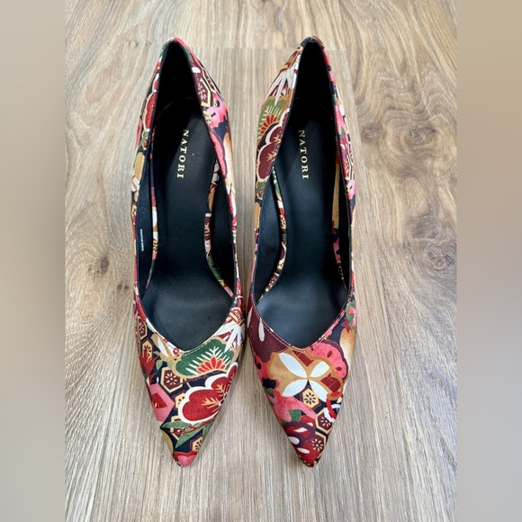 NATORI BLACK PINK FLORAL POINTED WEDGE PUMPS SIZE 9M MSRP $245 NWOB - Picture 3 of 7